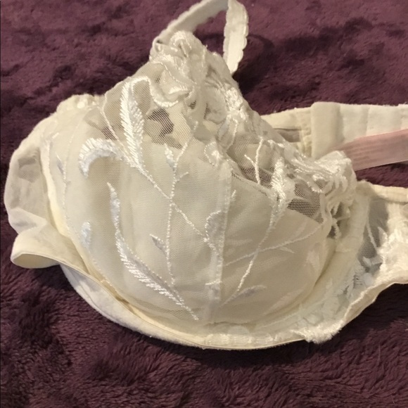 Vintage Victoria Secret White Lacy Demi Bra - Picture 10 of 14